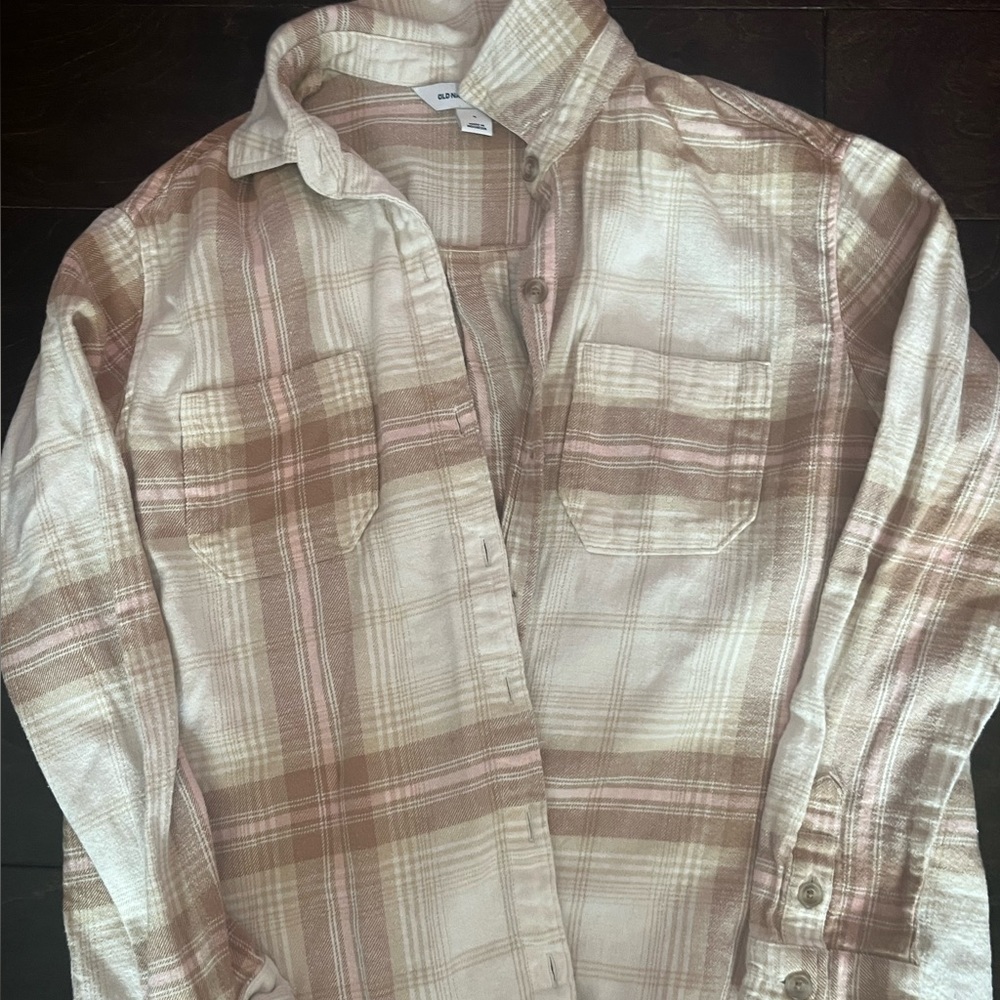 A small sized flannel comfortable and cute. It’s cream, brown, and light pink.